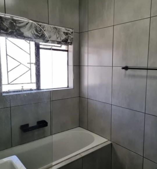 To Let 3 Bedroom Property for Rent in Oakdale Western Cape